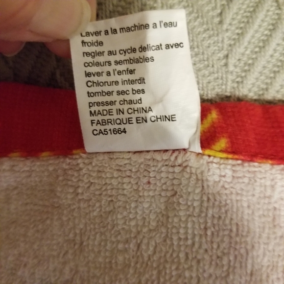 InstaKilt Red Scottish Tartan Kilt Beach Towel NWOT - Picture 7 of 9